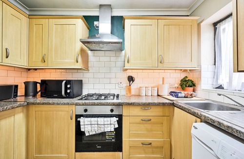 Forest Gate Apartment | Contractor Friendly 2BR Wi-Fi + Gated Parking