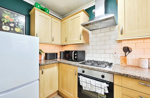 Forest Gate Apartment | Contractor Friendly 2BR Wi-Fi + Gated Parking