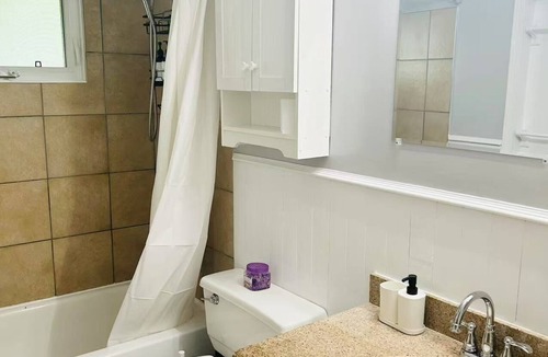 Thompson House | Contractor-friendly, 4Beds, Free Parking & Laundry & BBQ & Patio & Kitchen