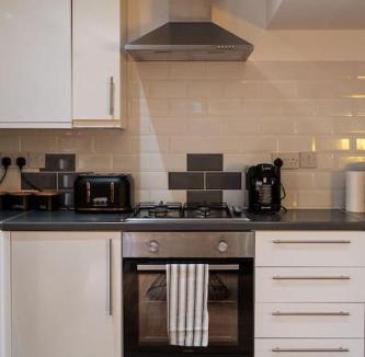 Enfield Highway House | Contractor-Friendly 3-Bed, Games Room, Pool Table!