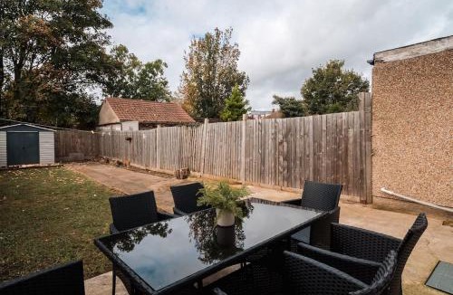 Enfield Highway House | Contractor-Friendly 3-Bed, Games Room, Pool Table!