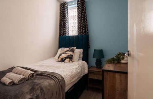 Enfield Highway House | Contractor-Friendly 3-Bed, Games Room, Pool Table!