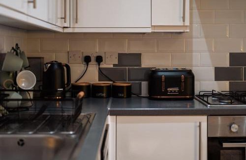 Enfield Highway House | Contractor-Friendly 3-Bed, Games Room, Pool Table!