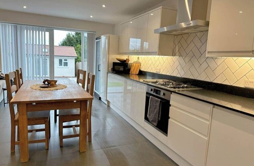 Cosham House | Contractor &Leisure stay.4BR all en-suite +Parking