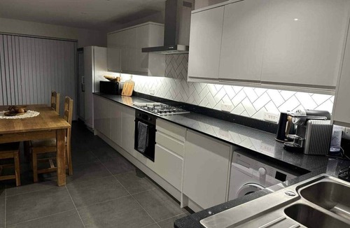 Cosham House | Contractor &Leisure stay.4BR all en-suite +Parking