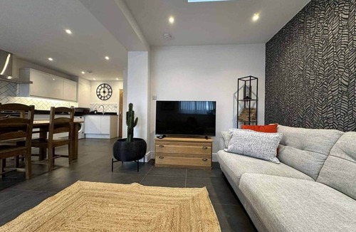 Cosham House | Contractor &Leisure stay.4BR all en-suite +Parking