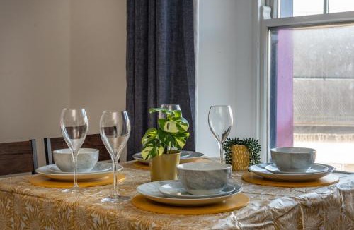 Neath Apartment | Contractor Room - Kitchen - Central Spot