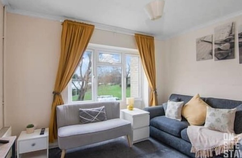 Hatfield Apartment | Contractors 4 Bed with Parking