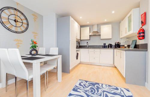 Basingstoke Apartment | Contractors 4 Beds 2 BathroomsTown Centre Parking