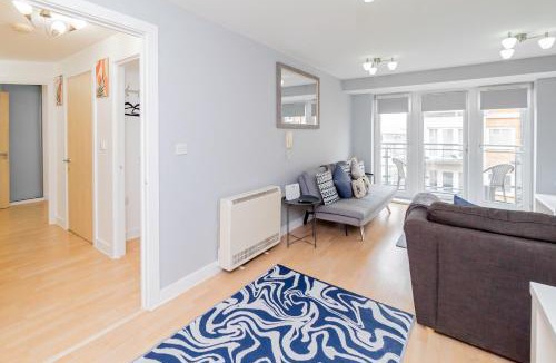 Basingstoke Apartment | Contractors 4 Beds 2 BathroomsTown Centre Parking