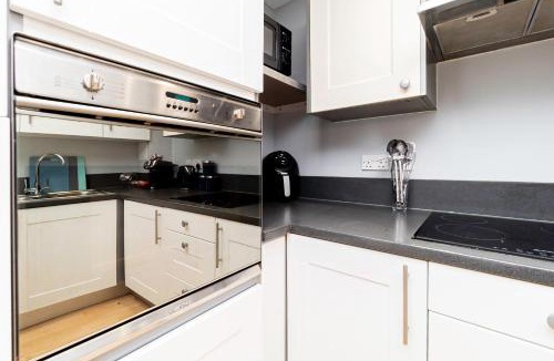 Basingstoke Apartment | Contractors 4 Beds 2 BathroomsTown Centre Parking