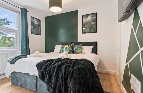 West Huntspill House | Contractors, discounts*parking