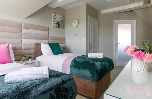 Blackmore End House | Contractors dream home with parking - Sleeps 7