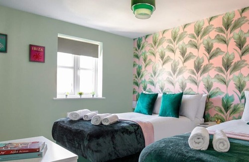 Blackmore End House | Contractors dream home with parking - Sleeps 7