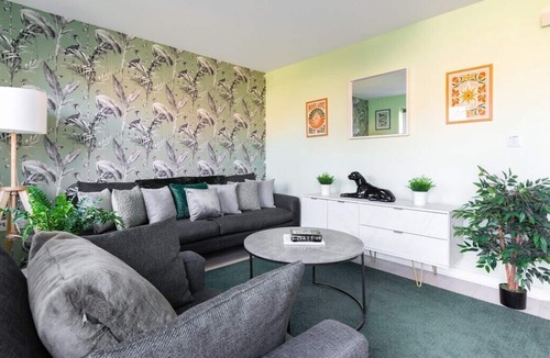 Blackmore End House | Contractors dream home with parking - Sleeps 7