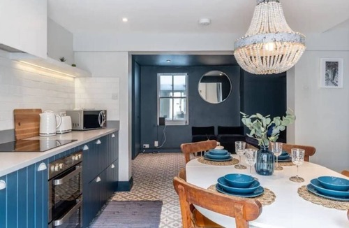 Hove House | Contractors I Relocators I 5 Bed