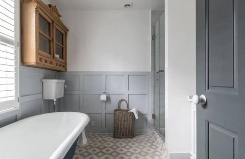 Hove House | Contractors I Relocators I 5 Bed