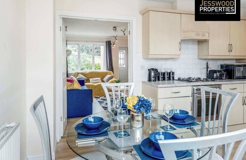 Luton House | Contractors Home 3 Bed 2.5 Bath | Parking | Wifi