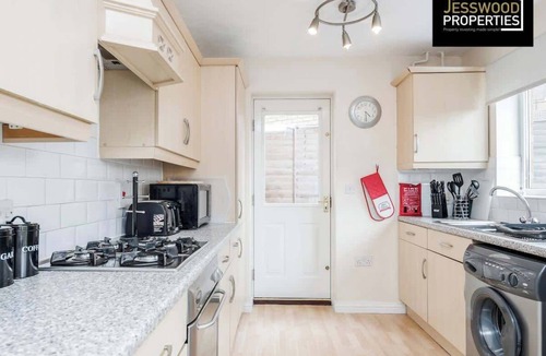 Luton House | Contractors Home 3 Bed 2.5 Bath | Parking | Wifi