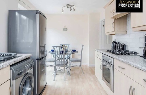 Luton House | Contractors Home 3 Bed 2.5 Bath | Parking | Wifi