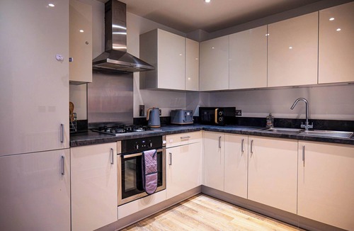 Crawley Apartment | Convenient 2 Bedroom Apartment in Crawley