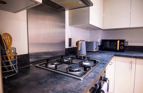 Crawley Apartment | Convenient 2 Bedroom Apartment in Crawley