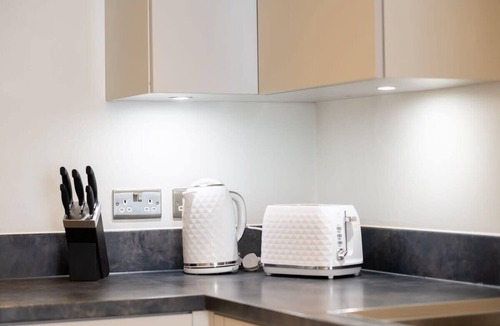 Crawley Apartment | Convenient 2 Bedroom Apartment in Crawley