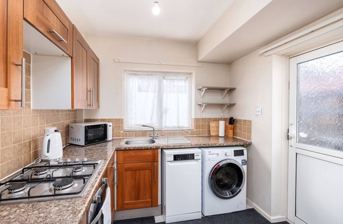 Hoole House | Convenient 2BR House with Great Transport Links