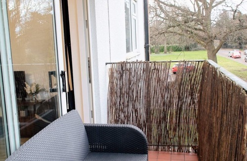 Earley Apartment | Convenient Accommodation near Reading University