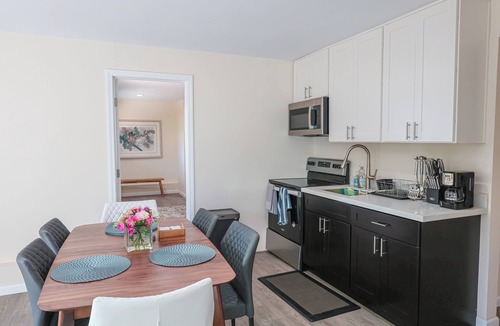 East Lake Hills House | Convenient Bellevue 2 BR 2 Bath Lakeview House