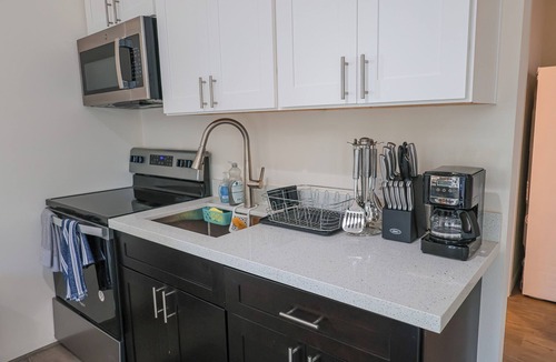 East Lake Hills House | Convenient Bellevue 2 BR 2 Bath Lakeview House