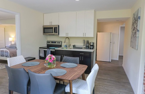 East Lake Hills House | Convenient Bellevue 2 BR 2 Bath Lakeview House