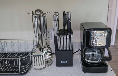 East Lake Hills House | Convenient Bellevue 2 BR 2 Bath Lakeview House