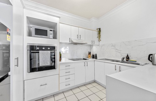 Indooroopilly Apartment | Convenient & Comfy! ~ 2Bed, 2Bath, 2Car, Balcony