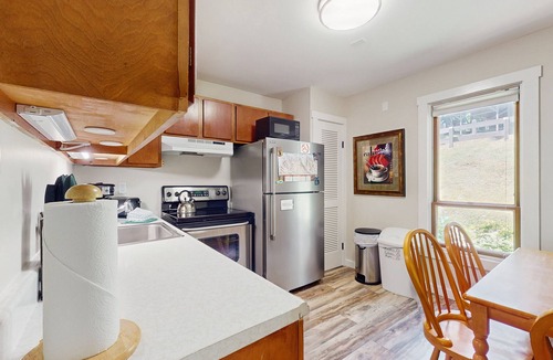Warren Condo | Convenient condo, close to ski resort, free shuttle, fireplace, balcony, w/d