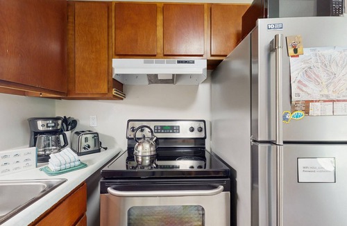 Warren Condo | Convenient condo, close to ski resort, free shuttle, fireplace, balcony, w/d
