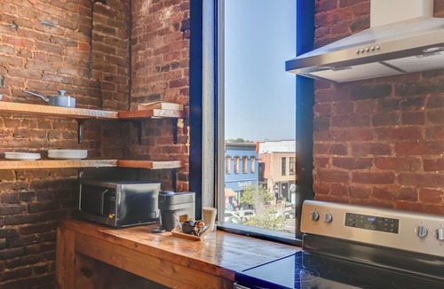 Marshall Apartment | Convenient Couple's Retreat in Dtwn Marshall!