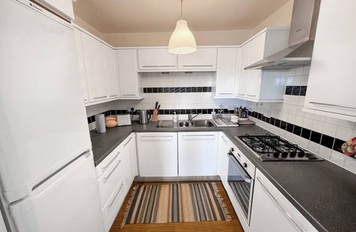 Leith Apartment | Convenient Edinburgh City Centre 2 Rooms + Parking