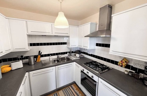 Leith Apartment | Convenient Edinburgh City Centre 2 Rooms + Parking