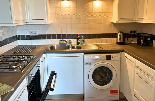 Leith Apartment | Convenient Edinburgh City Centre 2 Rooms + Parking