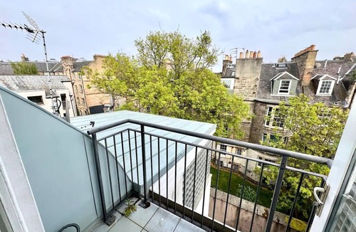 Leith Apartment | Convenient Edinburgh City Centre 2 Rooms + Parking