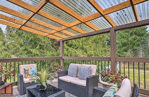 Everett House | Convenient Everett Home w/ Private Deck