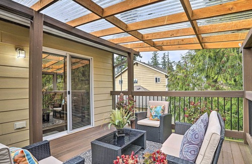 Everett House | Convenient Everett Home w/ Private Deck