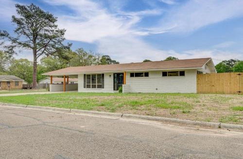 Texarkana House | Convenient Family-Friendly Location: Texarkana Gem