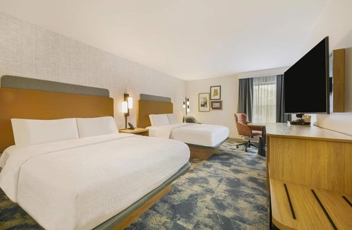Huntsville Hotel | Convenient Huntsville Room w/Free Breakfast, Parking & Seasonal Pool Access