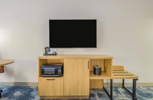 Huntsville Hotel | Convenient Huntsville Room w/Free Breakfast, Parking & Seasonal Pool Access