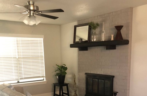 Lowell House | Convenient I-49 Cozy Home