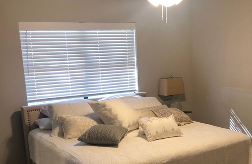 Lowell House | Convenient I-49 Cozy Home