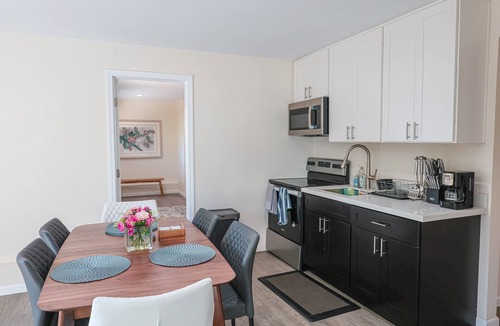 East Lake Hills House | Convenient Lakeview 1 bed 1 bath home in Bellevue