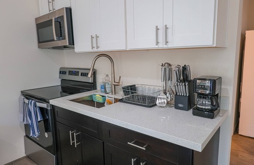 East Lake Hills House | Convenient Lakeview 1 bed 1 bath home in Bellevue